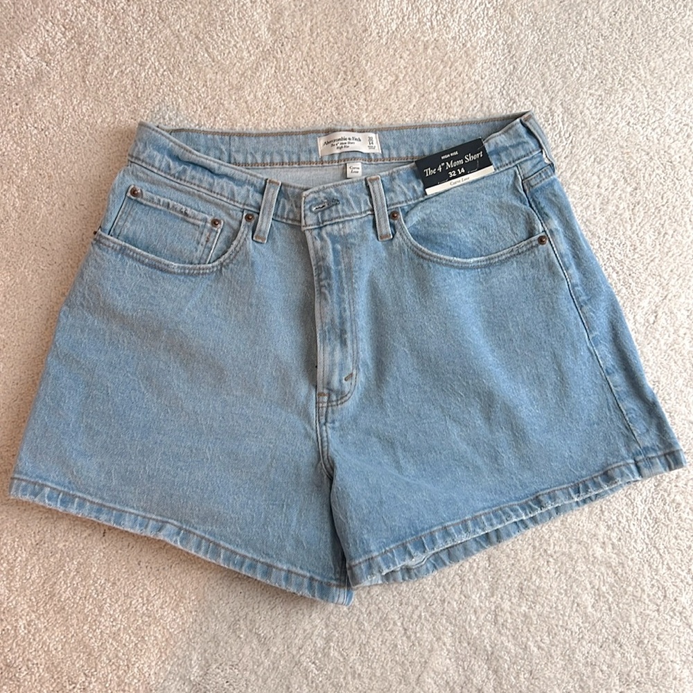 Abercrombie & Fitch 4” High Rise Mom Short - Size 32 NWT